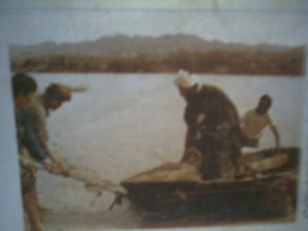 شهید احسانی در حال عبور از رودخانه هریرود در سفر شهادت